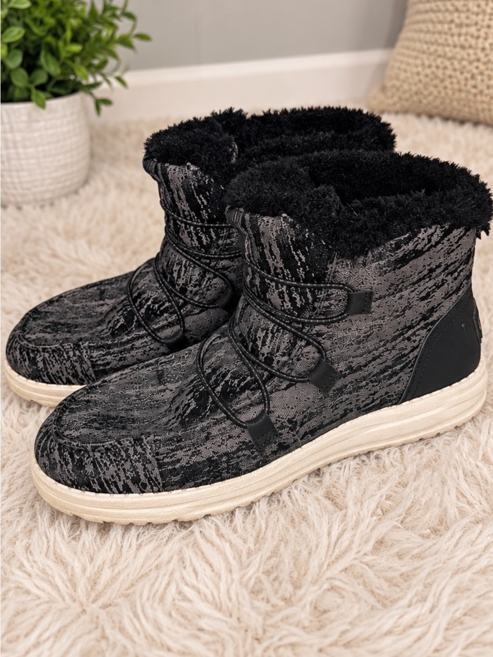 HEYDUDE Women’s Black & Gray Lea Fur Lace Up High Top Boots